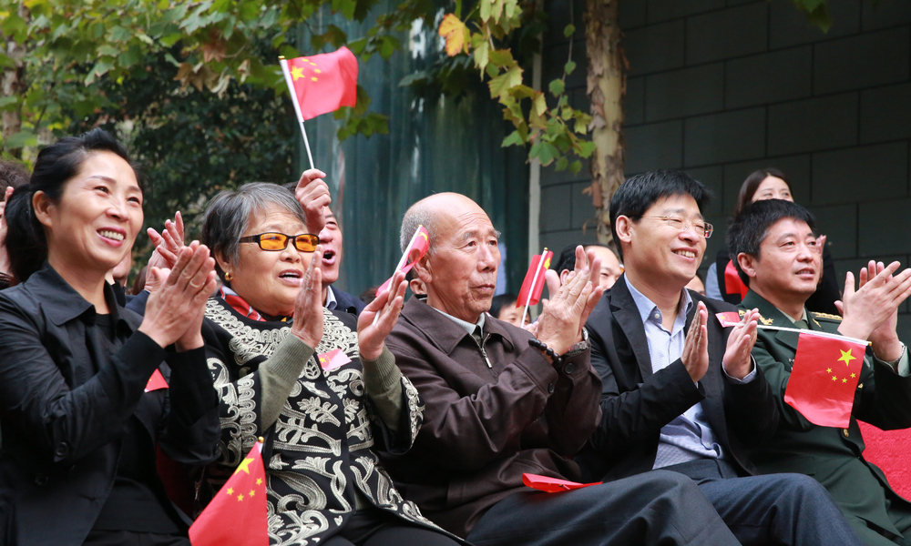 第一时间直击景海鹏父母观看“神十一”发射直播