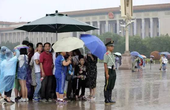 “雨中让伞”的战士背后，站着一群祖国最可爱的人