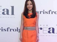 ?路人街拍，可爱小姐姐穿露脐装显露小蛮腰，身姿俏丽，令人心动