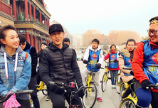 阿龙和“时间妹妹”带骑友们逛北京挑礼物