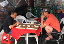 暴雨致沈阳市区积水 棋迷踩凳子水中下棋