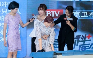 气道异物急救！高晓菲 江珊教你海姆立克冲击法