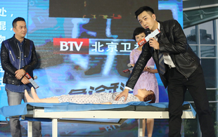 张嘉译 启杰现场讲解骨折紧急处理方法