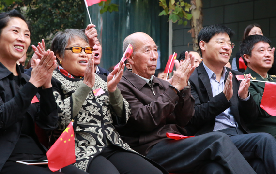 第一时间直击景海鹏父母观看“神十一”发射直播