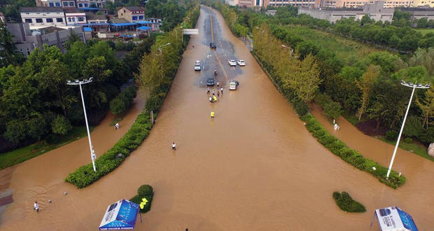 航拍湖北宜昌遭暴雨袭击 公路成"黄河"