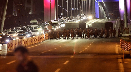 土耳其发生军事政变 部分叛变士兵交出武器