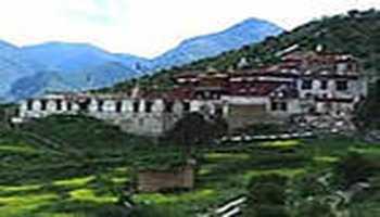 乃朗寺,由噶玛噶举派红帽系活佛第一辈札巴僧格于1333年创建.
