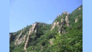 六龙山,现在更名为洛阳石佛山旅游景区,位于洛阳市嵩县车村镇两河口村