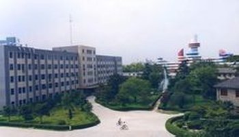 于1956年上海船舶工业学校船舶电器装置专业;1970年随学校迁至镇江