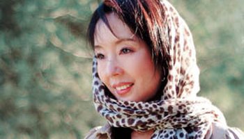 严歌苓退伍,她的长篇小说《雌性的草地》及短篇小说《天浴》和《少女