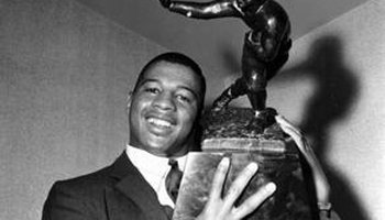 davis)是第一位获得美国大学橄榄球联盟最高奖项海斯曼奖(heisman