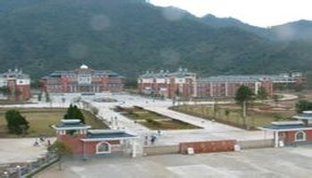 靖安中学是江西省省级重点中学,全校现有现教学班36个,在校学生2025人