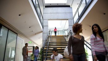 高考成绩能申请昆士兰科技大学吗?要求雅思多