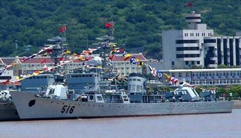 中国海军516号大型火力支援舰