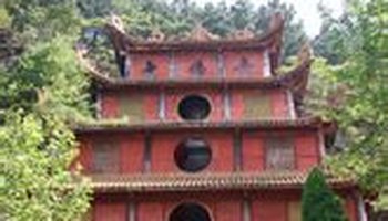 南部禹迹山大佛寺 南部大佛寺唐代大佛 南部大佛寺位于县东20公里的禹