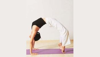 流瑜伽(hatha vinyasa flow yoga)是时下很流行的一种瑜伽,在练习的