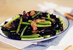 蒜苔炒木耳_360百科