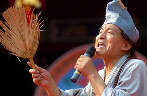 济公现身抖音,85岁的他说出这七个字后,瞬间泪