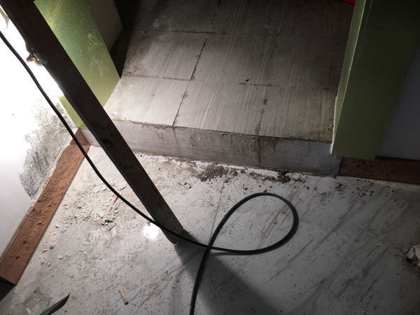 大家帮我看看,我厕所外一面墙下脚有潮湿发霉