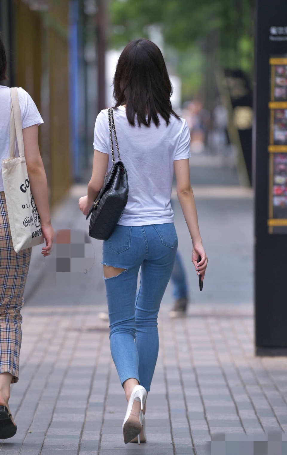 街拍:小缝隙情趣牛仔裤开个酒店,是为了散热还哪里有安康紧身姐姐图片