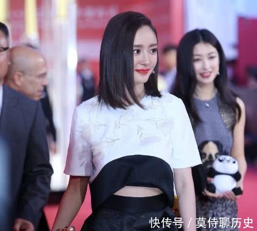 杨幂出席活动,肚子隆起衣服都盖不住,难掩孕味