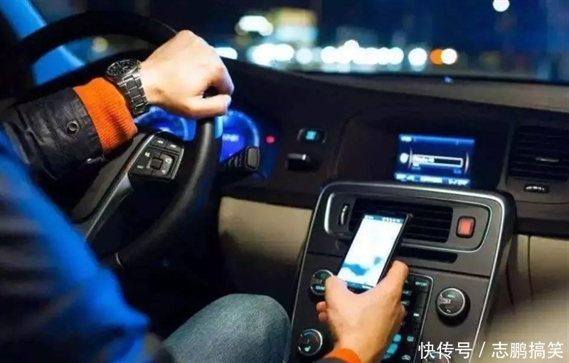 手机扣怎么取下来