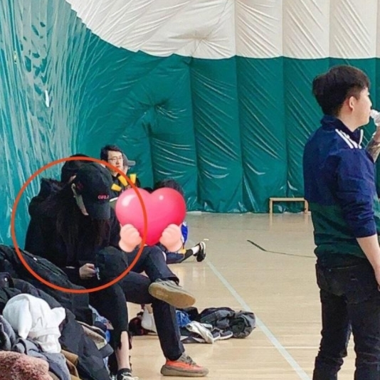 小情侣再撒糖!关晓彤探班鹿晗拍杂志,两人满脸