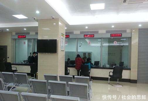 老太去银行换钱,工作人员感觉很可疑,报警后发