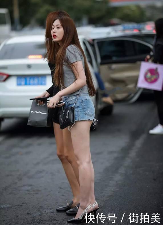 街拍:灰色短袖体恤搭配超短牛仔裤,显腿长,经典