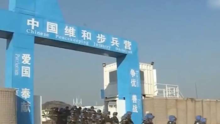 非洲武装员向中国维和部队交枪当递给他们面包