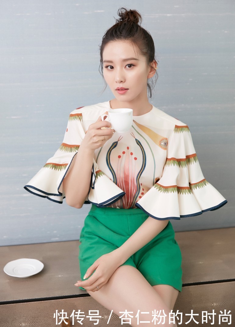 刘诗诗的衣品没话说,选这样一双高跟鞋,大长腿