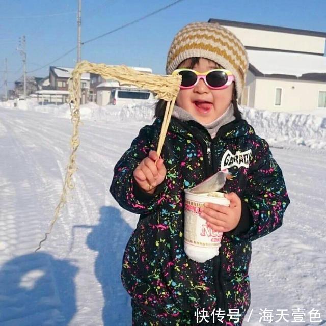 零下22°C !日本网友制做杯面“食物模型” 面条被凌空夹起