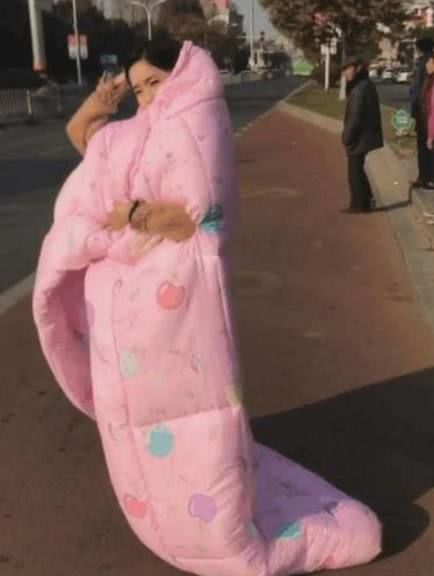 女子捂着被子等公交,路人感觉不对劲,接下来一幕让人忍不住大笑