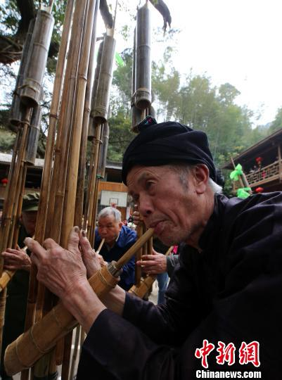 广西苗寨芦笙踩堂引游客围观