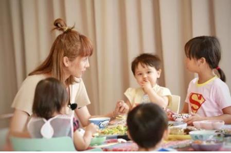 陈浩民老婆蒋丽莎微博晒一家照片,5年生四娃家