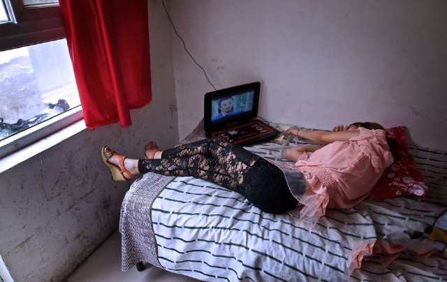 90后在服装厂里上班的农村小夫妻