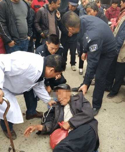 8旬老人假装倒地, 还从嘴里吐出血, 路人看了破