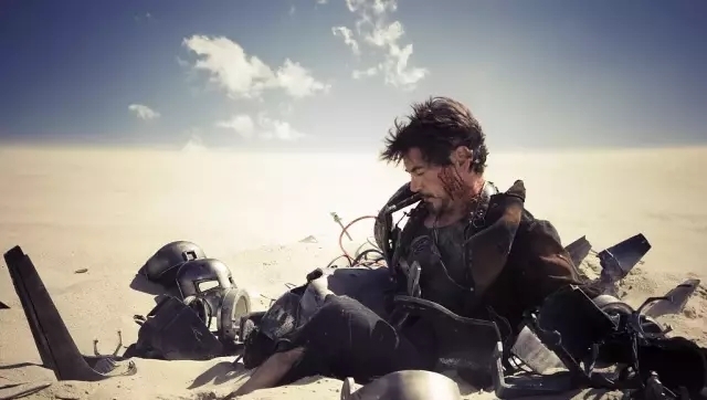 凡人之躯,比肩神明,他站漫威10周年合影的C位