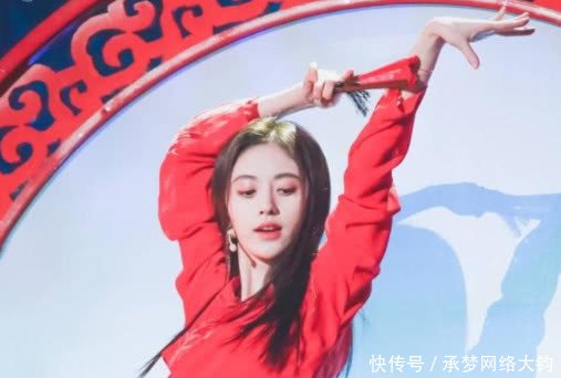 鞠婧祎演唱《红昭愿》,造型惊艳全场,霍尊目不