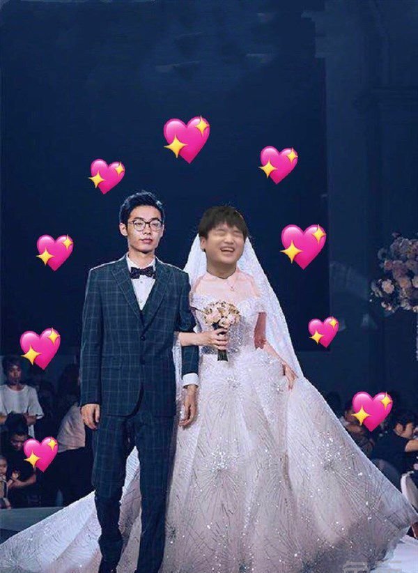 LOL:微笑微博晒与卷毛的结婚照?粉丝高呼这谁