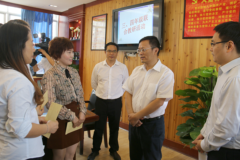 高坪:区委书记袁华兵到高坪七小看望慰问教师
