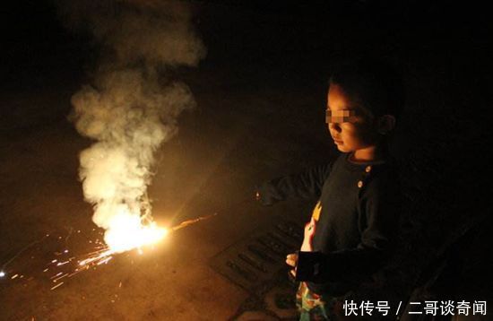 男子为儿子考试进步放烟花,引众人围观,得知考