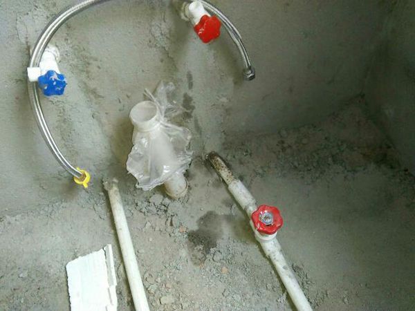 卫生间总水阀水电师傅给安装在地上了我看有些