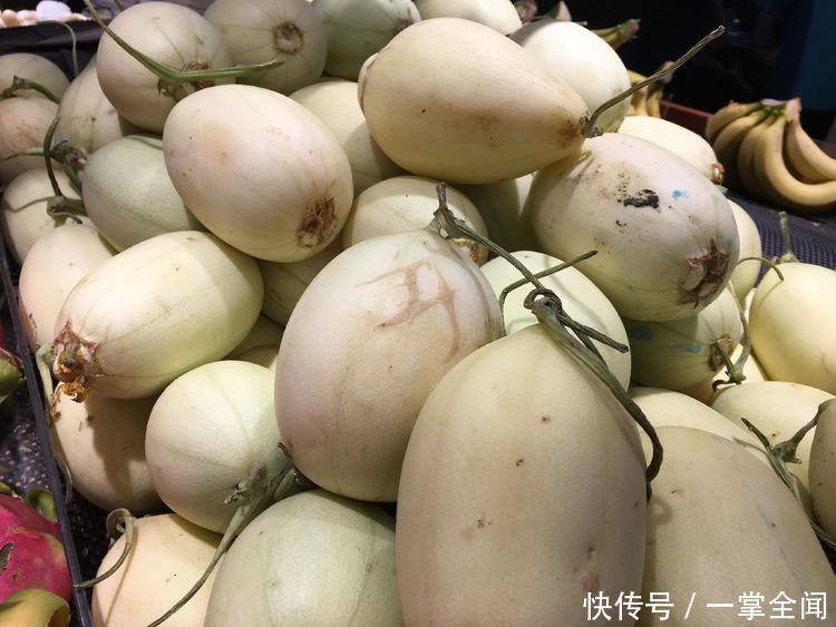 水果店香瓜搞活动,生意十分火爆,老板却一点也