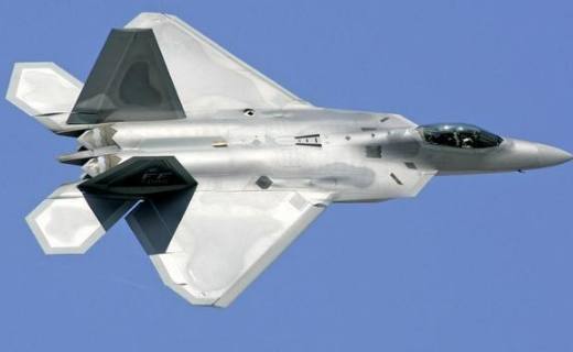 歼20成我国空军新宠,面对美F22战机毫不畏惧