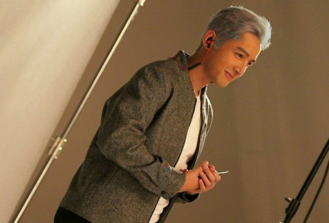 胡歌终于回国了 一头奶奶灰简直是从漫画走出