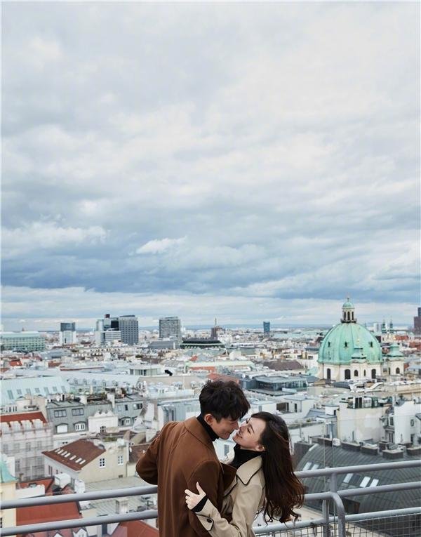 唐嫣罗晋晒婚纱照公布喜讯, 胡歌微博沦陷, 网友