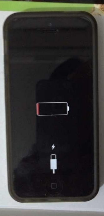 苹果6 Plus电用完自动关机后(图片上的标志怎么