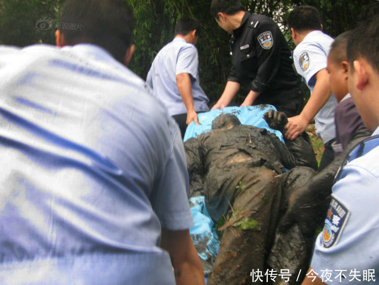 男子路过河沟时，发现沟底不对劲，走近细看一番后，吓得连忙报警