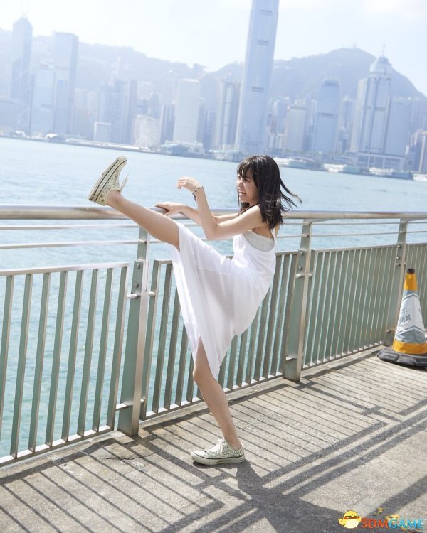 周一内涵雷人福利囧图合集 美女倒立惊现夸张曲线